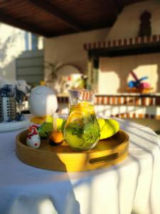 un barattolo di limonata su un vassoio di legno su un tavolo di House Sleeps 4 with Pets a Kalívia Thorikoú Altre 15 foto