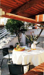 un tavolo con una tovaglia bianca su un patio di House Sleeps 4 with Pets a Kalívia Thorikoú