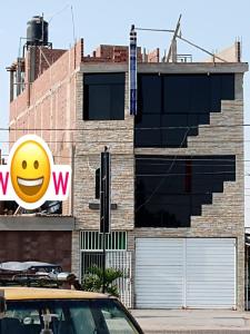un edificio con una cara sonriente en el costado en Hospedaje Las Palmeras, en Piura