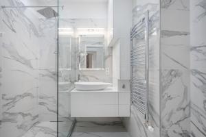 A bathroom at Király 35 Luxury Apartment with free parking Még 32 kép