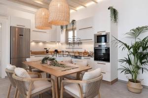 A kitchen or kitchenette at Villa Lefko