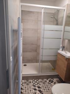 y baño con ducha, aseo y lavamanos. en Domaine Mas Pigné, en Sauve