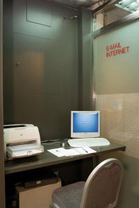 a desk with a laptop computer and a printer at Hotel Cisneros in Alcalá de Henares