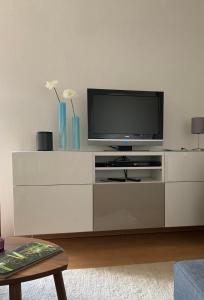 uma sala de estar com televisão num armário branco em Auf der Zschopau-Insel em Zschopau