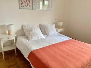 - une chambre avec un lit, 2 tables de chevet et 2 lampes dans l'établissement La villa Flamingo toute proche de la plage, à Biguglia 23 autres photos