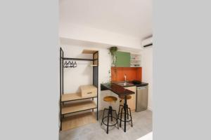 eine Küche mit einer Spüle und einer Arbeitsplatte in der Unterkunft Valory #8 Aesthetic Stay in Thessaloniki