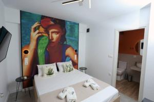 ein Schlafzimmer mit einem Bild einer Frau an der Wand in der Unterkunft Valory #8 Aesthetic Stay in Thessaloniki
