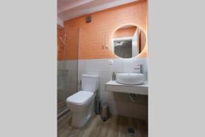 ein Bad mit einem WC und einem Waschbecken in der Unterkunft Valory #8 Aesthetic Stay in Thessaloniki