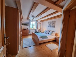A bed or beds in a room at LandPension Stützenmühle