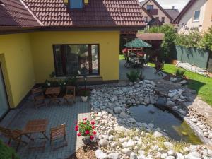 Vonkajšia záhrada v ubytovaní Penzion Rysy