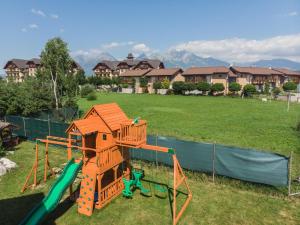 einen Spielplatz mit Rutsche und Spielstruktur in der Unterkunft Penzion Rysy in Veľká Lomnica