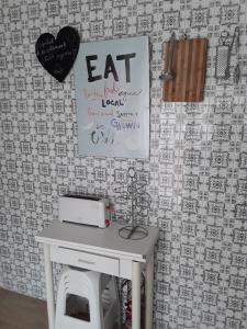 una mesa con una mesa blanca con una impresora. en Anahouse, en Alcalá de Henares 7 fotos más