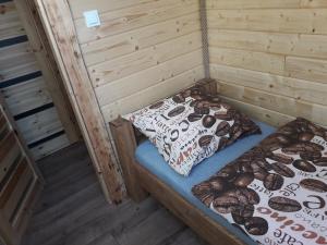 Posteľ alebo postele v izbe v ubytovaní Jaśkowa Chata Bieszczady apartament z basenem