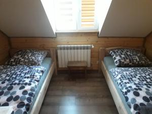 Posteľ alebo postele v izbe v ubytovaní Jaśkowa Chata Bieszczady apartament z basenem