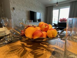 un bol de fruta sentado en una mesa en Apartament Opieszyn 16, en Września