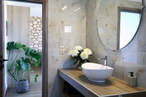 Koupelna v ubytování Georgia Villas + 37 fotografií