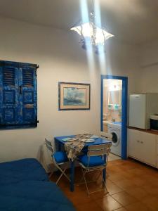 Pokój ze stołem i krzesłami oraz kuchnią w obiekcie Yacht Front Studio - Back Yard - No 8 w mieście Ios (Chora)