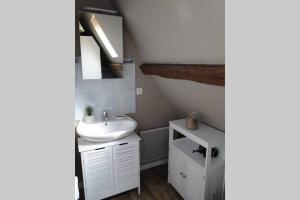 a bathroom with a sink and a mirror at La bergerie, cottage normand 5 pers. avec piano in Épreville-en-Lieuvin