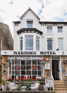 um hotel de gestão em frente a um edifício em The Marsden Hotel em Blackpool