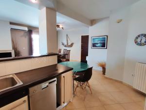 Kuchyňa alebo kuchynka v ubytovaní Quiet luxury apartment near city center and port