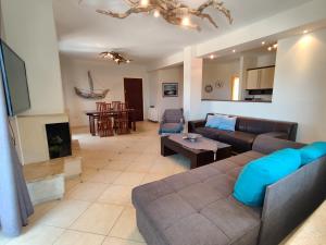 Posedenie v ubytovaní Quiet luxury apartment near city center and port