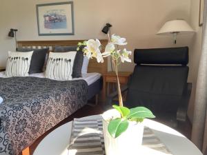 una stanza con un letto, un divano e un tavolo di Värdshuset Glada Hudik a Hudiksvall