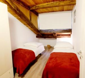 Postel nebo postele na pokoji v ubytování Apartment Sofia with Roof Terrace and Sea View in Gedici