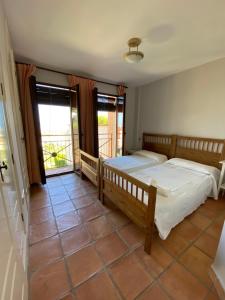 Un pat sau paturi într-o cameră la Urbanizacion Sierra Cortina Casa o chalet +8 fotografii