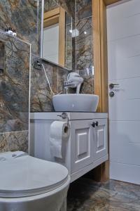 y baño con aseo y lavamanos. en KALİSPERA HOTEL en Antalya