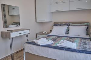 1 dormitorio con 1 cama con 2 toallas en KALİSPERA HOTEL en Antalya