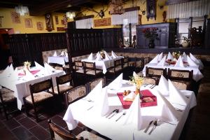 Restaurace v ubytování Hotel Zlatá Labuť + 37 fotografií
