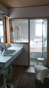 baño con lavabo, espejo y taburete en Nihonkai Nou no yado Miharashitei - Vacation STAY 11631, en Itoigawa