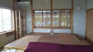 Habitación con cama y ventana. en Nihonkai Nou no yado Miharashitei - Vacation STAY 11631, en Itoigawa