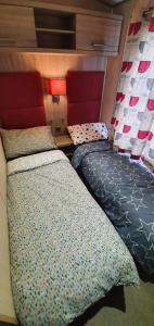 グレンジ・オーバー・サンズにあるThe Hideawayの部屋に並んで置かれた2つのベッド