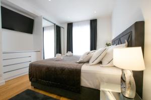 sypialnia z dużym łóżkiem i lampką w obiekcie Luxury apartment Mirage Split w Splicie