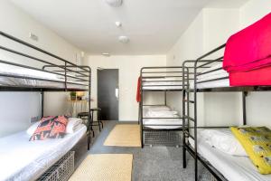 Postel nebo postele na pokoji v ubytování Haystack Hostel