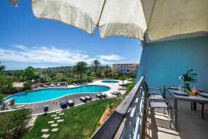 拉戈斯Foz da Ria的阳台可欣赏游泳池景色