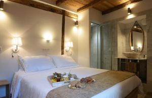 - une chambre avec un lit et un plateau de nourriture dans l'établissement Au coeur du Village de Lucciana, à Lucciana