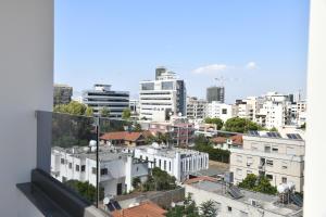 een uitzicht op de stad vanuit een gebouw bij BAZ TOWER in Nicosia