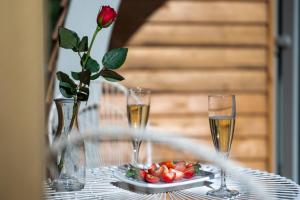 uma mesa com duas taças de champanhe e um prato de morangos em The Old Inn Holton em Wincanton