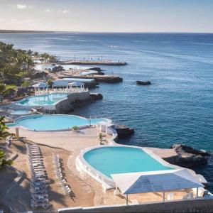 un resort con due piscine vicino all'oceano di private apartment estudio ocean view solo adultos a La Laguna