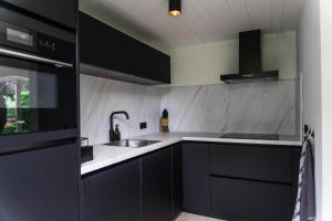 Kuchyň nebo kuchyňský kout v ubytování Bed en Wellness Groenrust Ermelo
