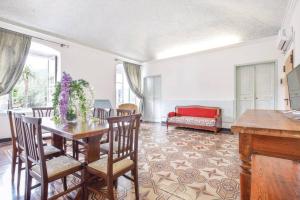 a living room with a table and chairs and a couch at Appartamento della piazza in Chiavari
