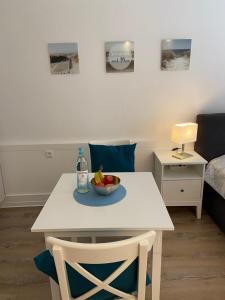 格呂克斯堡的住宿－Glück am Meer，一张桌子,上面放着一碗水果和一瓶水