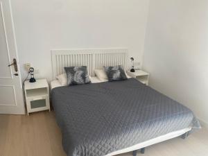 sypialnia z łóżkiem i 2 szafkami nocnymi w obiekcie CASA BURRIANA w mieście Nerja