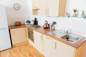 A kitchen or kitchenette at Modern Merchant City Apartment by George Square
