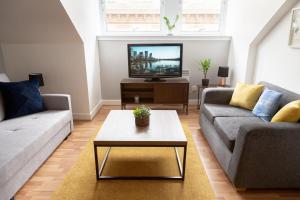 A seating area at Modern Merchant City Apartment by George Square