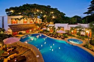Bazén v ubytovaní Acacia Tree Garden Hotel alebo v jeho blízkosti