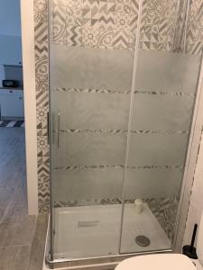 a shower stall in a bathroom with a toilet at Catania Centro Storico in Catania