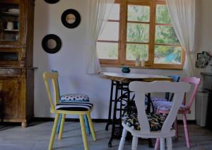 a room with chairs and a table and a window at Domek letniskowy TONKA in Świątki